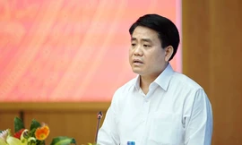 Chủ tịch Hà Nội Nguyễn Đức Chung trao đổi với cử tri ngày 13/5. Ảnh Mạnh Thắng