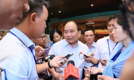 Thủ tướng trả lời báo chí bên lề kỳ họp sáng nay 7/6. Ảnh Như Ý