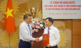 Chủ nhiệm Uỷ ban Đối ngoại trao quyết định cho ông Đôn Tuấn Phong