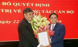 Ông Phạm Minh Chính trao quyết định và chúc mừng ông Nguyễn Hữu Đông. Ảnh Chinhphu 