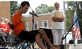 Anh George Dennehy có tài chơi đàn bằng chân