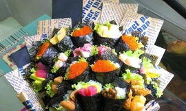 Những bó hoa 20/11 độc đáo giá tiền triệu; tôm càng xanh cỡ đại giá rẻ nhưng khách mua ngán ngẩm lắc đầu