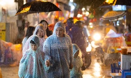 Miền Bắc, miền Nam đón mưa lớn trong đêm trung thu