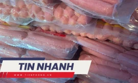 TIN NHANH: Phát hiện xúc xích phơi nắng 7 ngày không ôi thiu ở cổng trường học