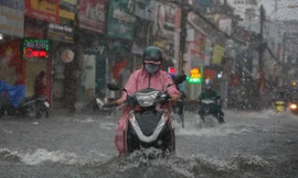 Mưa dông quay trở lại miền Bắc, miền Nam