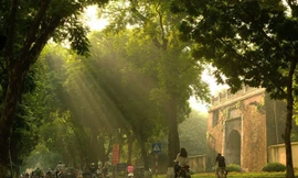 Miền Bắc hửng nắng, miền Trung mưa dông