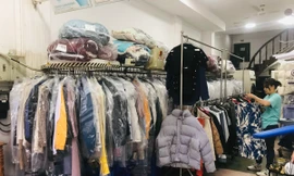 Nồm ẩm kéo dài, dịch vụ giặt là quá tải, thiết bị hút ẩm mini đắt khách