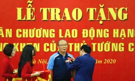 Nhìn gần HLV Park Hang Seo nhận Huân chương Lao động