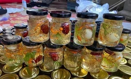 Hoa đào, mai trắng vẫn bày bán đầu tháng 3 ở Hà Nội; món ăn 'nhà giàu' đắt khách mùa COVID