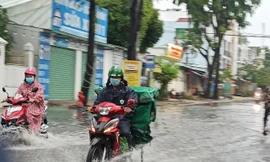 Áp thấp nhiệt đới suy yếu nhưng vẫn gây mưa lớn cho Trung Bộ, Tây Nguyên và Nam Bộ