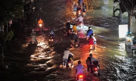 Miền Nam đón triều cường, miền Trung giảm mưa