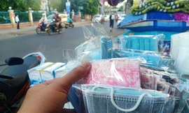 Thị trường 2/12: Giá sầu riêng tăng gấp đôi, chợ khẩu trang lại 'dậy sóng'