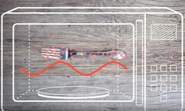 Điều gì xảy ra khi hâm nóng kim loại bằng lò vi sóng?