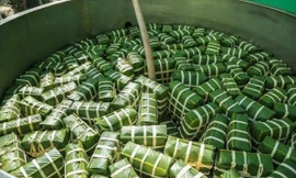 Thị trường ngày 17/1: Nấu bánh chưng thuê đắt hàng dịp cận Tết