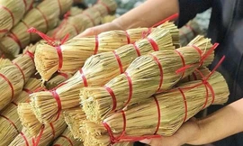 Món ăn trứ danh miền Trung có tên gọi lạ, gói trong rơm khô 'hút' khách sành ăn