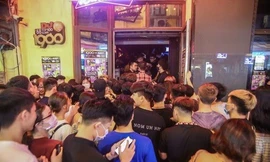 Thị trường ngày 19/9: Vũ trường đông nghịt trong ngày mở cửa trở lại