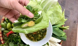 Nhót xanh chấm chẩm chéo, trứng đà điểu 'siêu to khổng lồ' hút khách