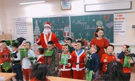 Thị trường ngày 24/12: Ông già Noel chạy 20-30 'sô' ngày chính lễ