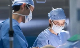 Tại sao bác sĩ trong phòng mổ lại mặc áo màu xanh thay vì màu trắng?