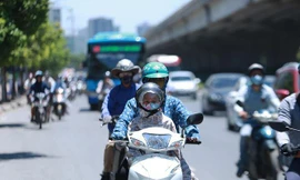 Miền Bắc nắng nóng, miền Nam mưa to