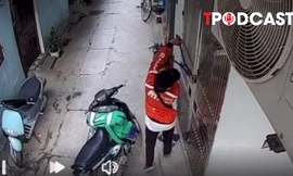 HÌNH SỰ: Thanh niên mặc áo shipper phá khóa, đột nhập vào nhà dân trong 1 phút
