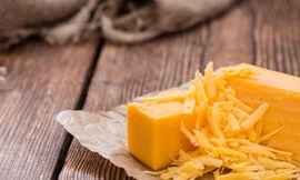 Sự thật bất ngờ về màu vàng như nghệ của phô mai