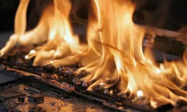 Vì sao pin lithium được ví như ‘bom nổ chậm’?