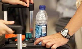 Mang chất lỏng lên máy bay nguy hiểm như thế nào?