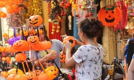 Thị trường 28/10: Giá Iphone 12 giảm mạnh, nhộn nhịp sắm sửa đồ hóa trang Halloween 