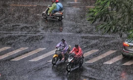 Miền Bắc đón nắng nóng, miền Nam mưa to