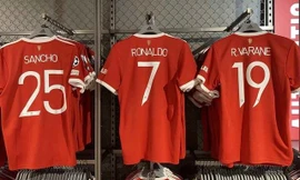 Tôm hùm bông 20 triệu đồng/con hút khách, áo đấu Cristiano Ronaldo cháy hàng