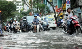 Miền Bắc trời nắng, miền Nam mưa lớn kết hợp với triều cường