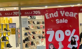 Quần áo giảm giá 80% chờ khách mua; rao bán pháo la liệt chợ mạng