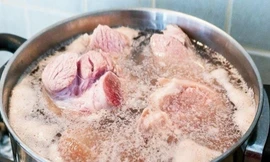 Phần bọt nổi lên khi luộc thịt, hầm xương là tinh chất hay do lợn nhiễm hoá chất? 