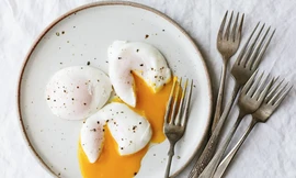 Trứng gà chần có bổ dưỡng hơn trứng luộc chín?