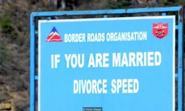 Đất nước không có đèn giao thông nhưng lại sở hữu những biển báo vô cùng hài hước