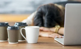 Tại sao chúng ta lại đau đầu khi ngừng uống cà phê?