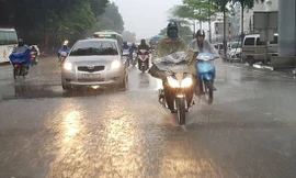 Miền Bắc đón nắng, miền Trung mưa lớn