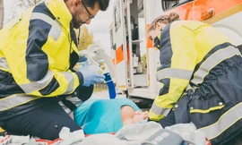 Vì sao nhân viên y tế thường cố gắng 'bắt chuyện' nạn nhân trong lúc sơ cứu?