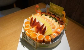 Độc đáo bánh sinh nhật làm từ cá sống giá tiền triệu