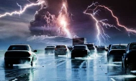 Ngồi trong ô tô khi trời mưa kèm sấm sét có an toàn?