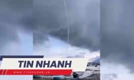 TIN NHANH: Ngư dân kể lại giây phút xuất hiện vòi rồng cao gần 1.000m trên biển ở Khánh Hòa