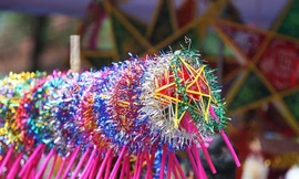 Thị trường ngày 9/9: Đồ chơi trung thu càng nhỏ càng đắt