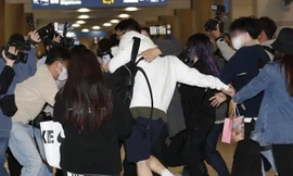 'Hot': Kim Seon Ho 'bẹp dí' ở sân bay, lần đầu chính thức xuất hiện sau scandal