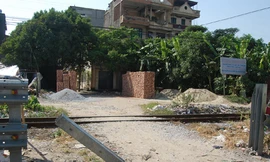 Hà Nội: Phá hành lang an toàn đường sắt lấy lối đi