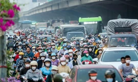 Sở GTVT đang đề xuất TP Hà Nội cho xén dải phân cách giữa đường Nguyễn Xiển để làm làn đường vòng qua 'lô cốt'. Ảnh: Đình Hiếu.