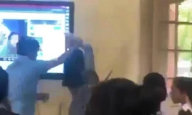 Hình ảnh cô Tâm bị nam đồng nghiệp khoá tay, đẩy ra khỏi lớp gây xôn xao dư luận. Ảnh cắt từ clip