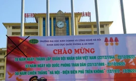 Trường đại học treo áp phích in cờ Trung Quốc, Bộ GD&ĐT yêu cầu gì?