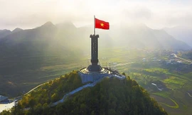 Cột cờ Lũng Cú nằm trên đỉnh núi nào?