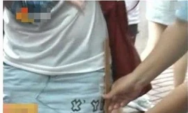 Một nhân viên đo váy của du khách nữ